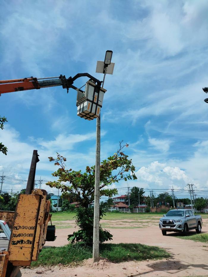 เทศบาลตำบลชนบท ติดโคมไฟโซล่าเซลล์